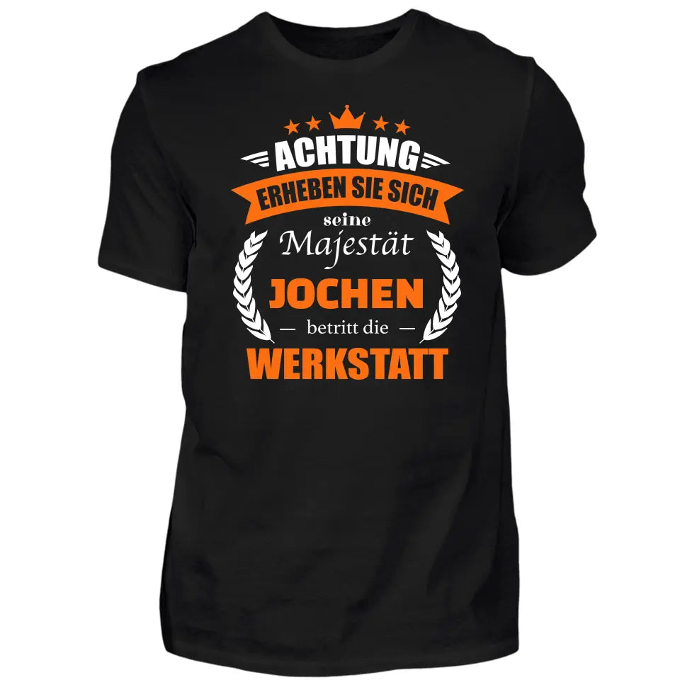 Majestät in der Werkstatt - Personalisierbares Herren T-Shirt