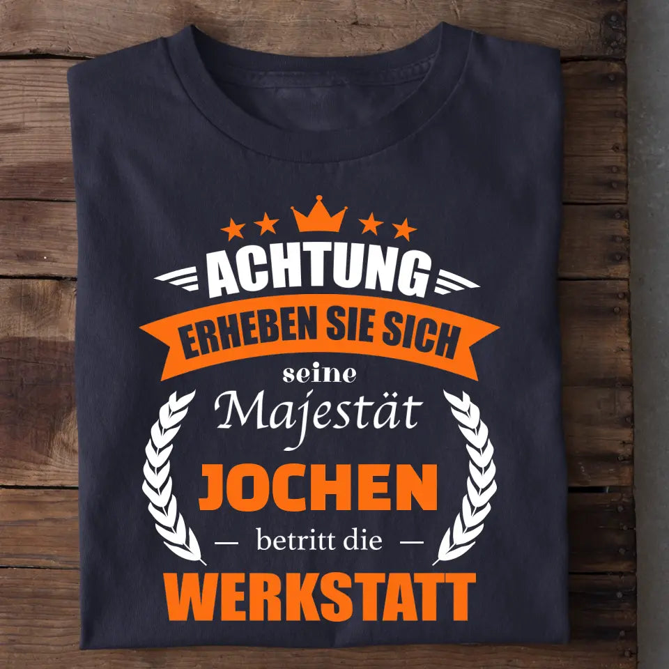 Majestät in der Werkstatt - Personalisierbares Herren T-Shirt
