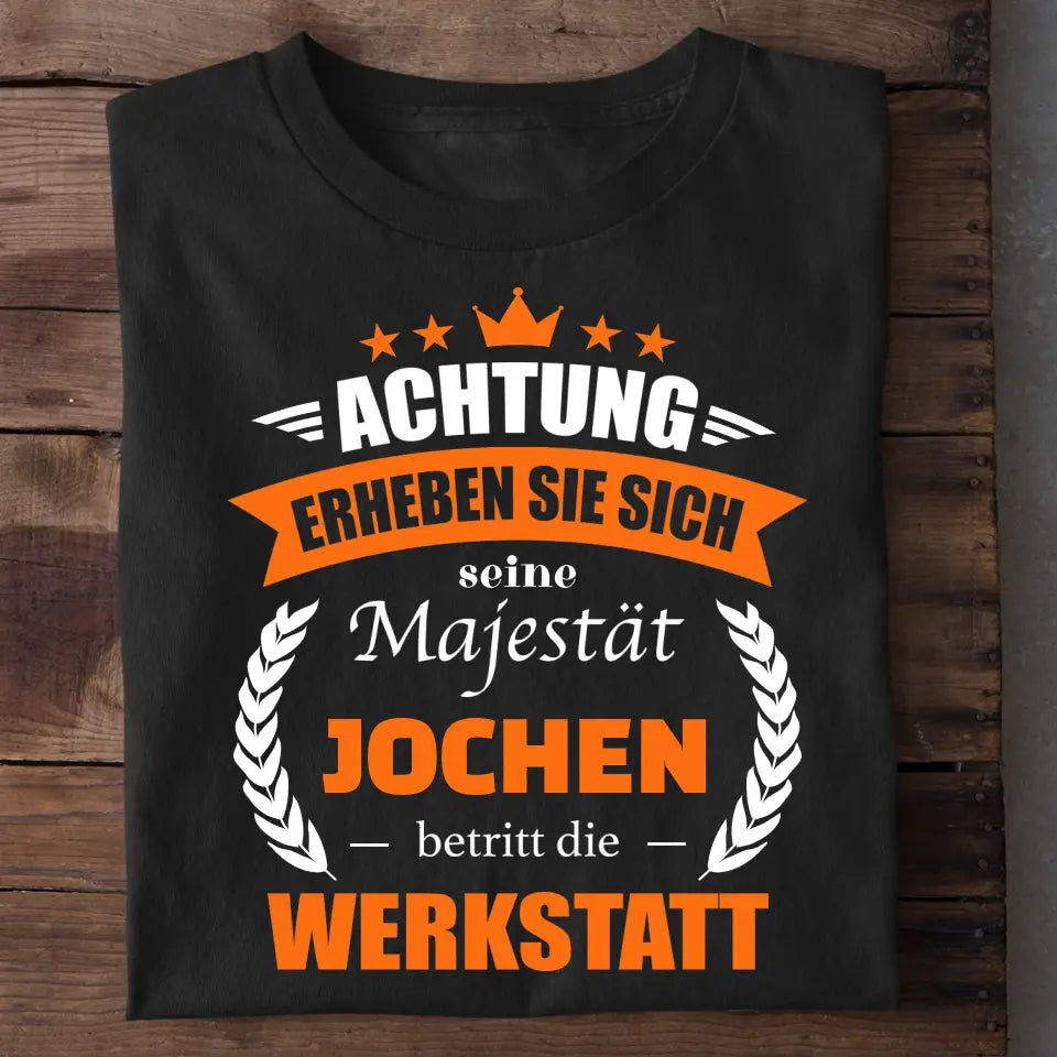 Majestät in der Werkstatt - Personalisierbares Herren T-Shirt